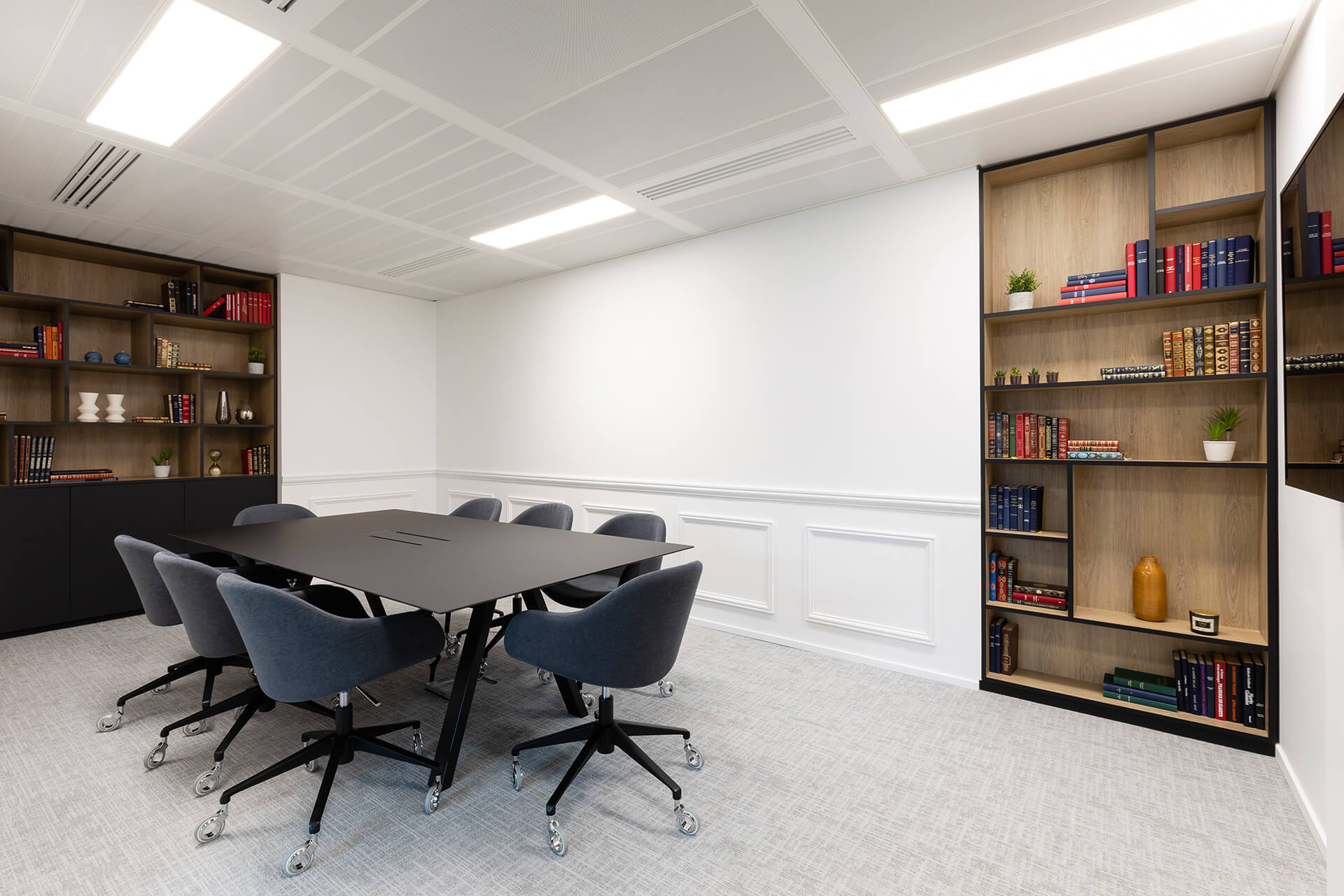 espaço de reuniões de centro de negócios com mobiliário em madeira preta