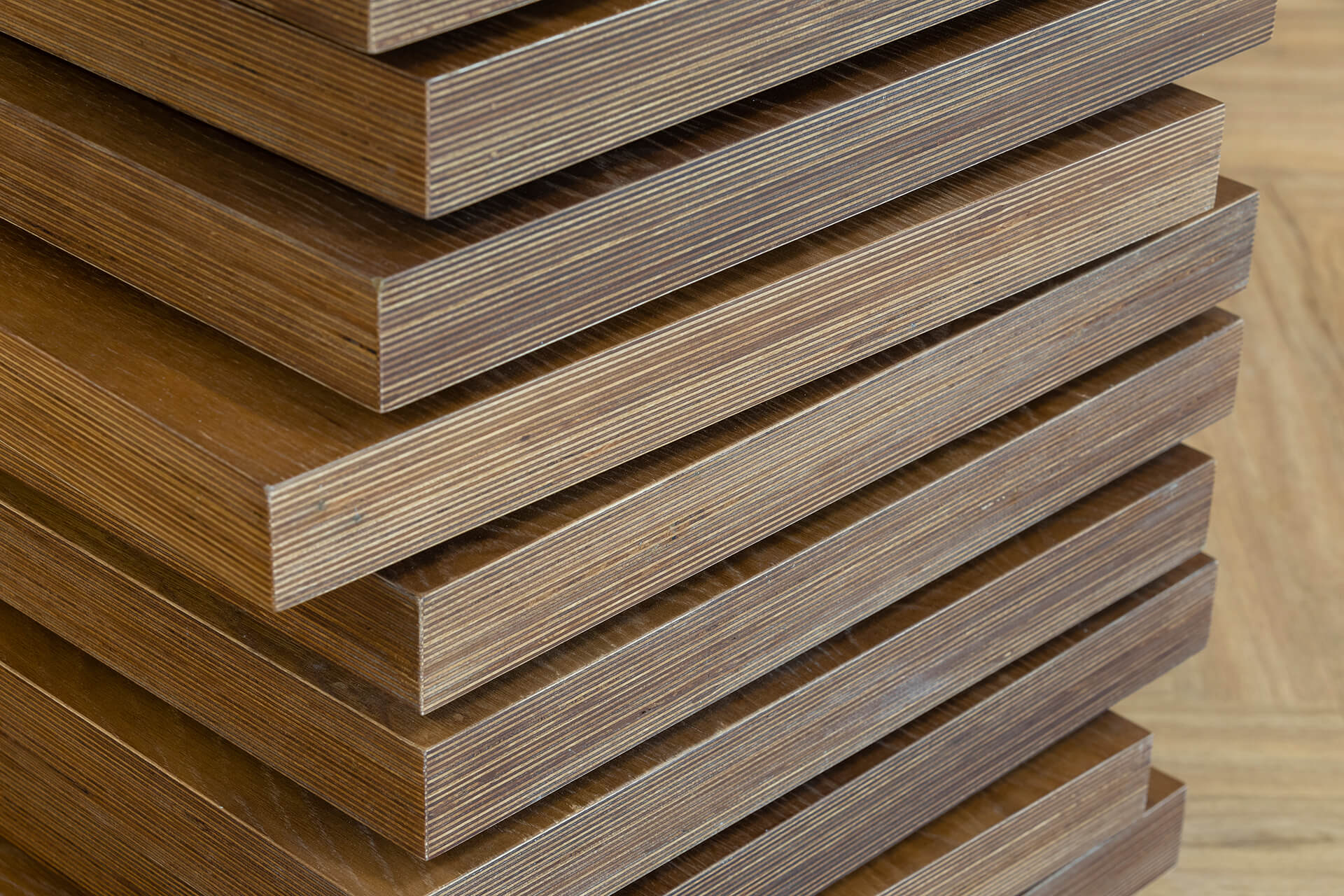 Placas de madeira tratada empilhadas, para produção personalizada