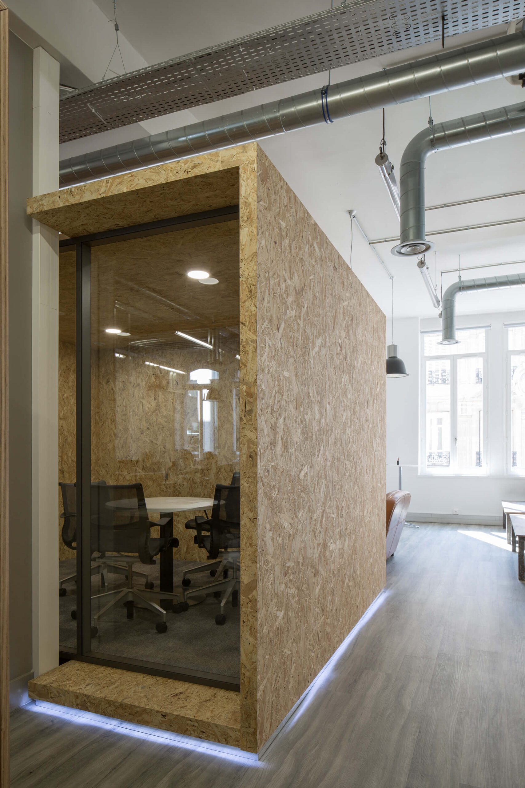 escritório com paredes em madeira