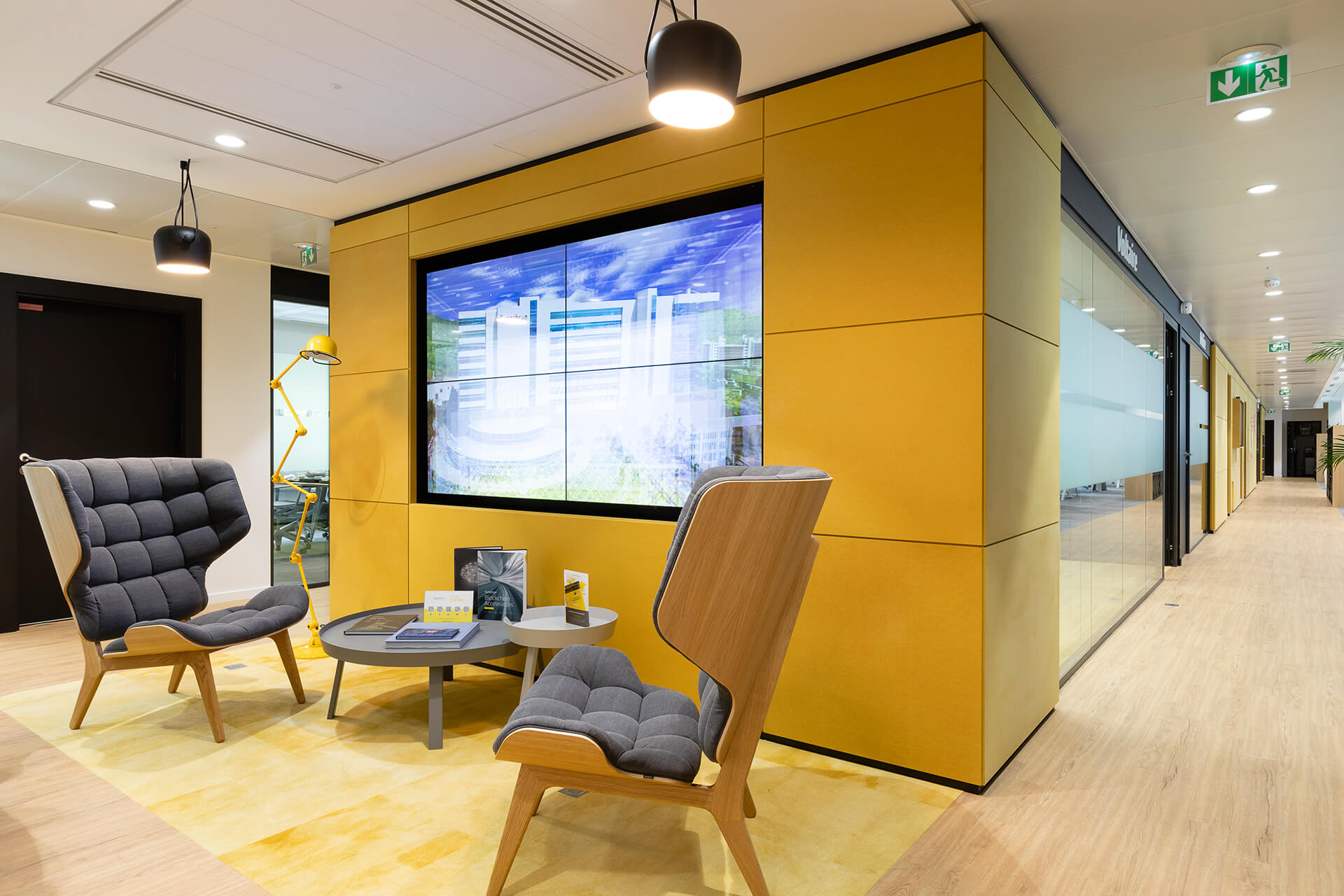 mobiliário de sala moderno cinzento e amarelo
